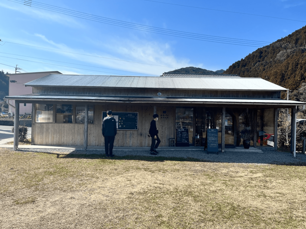 食堂と同じ敷地内にあるパン屋