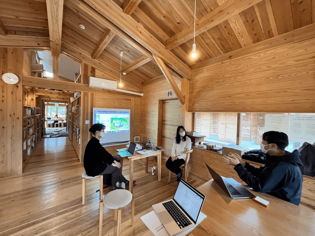 神山つなぐ公社の取り組みについての説明風景